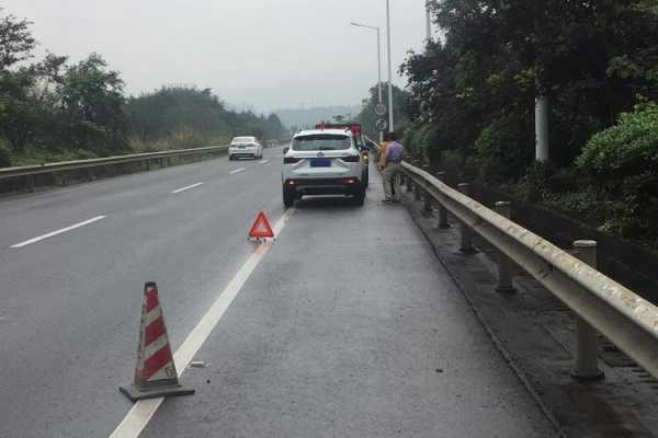  高速故障乘车员要「高速公路发生故障时,人员应该疏离到哪里」