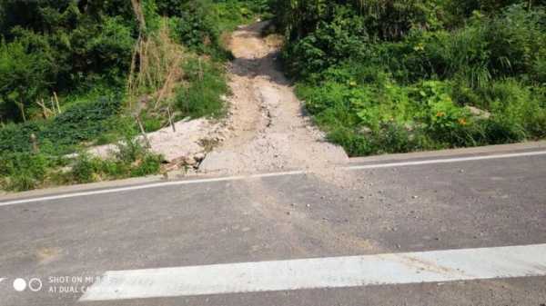 在山区道路遇到这种情况